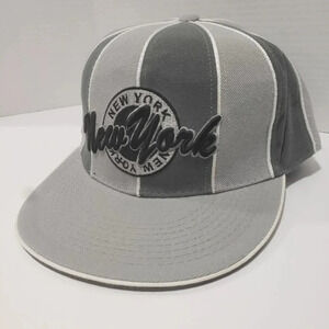 New  York Yankees Mens Gray Fitted Ball Cap.